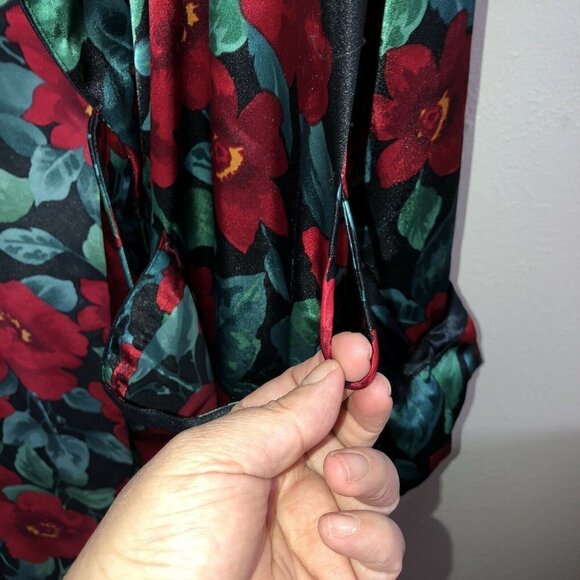 Vintage VICTORIA’S SECRET Long Robe Black Vibrant Red Flowers Satin Sz S - Picture 8 of 11